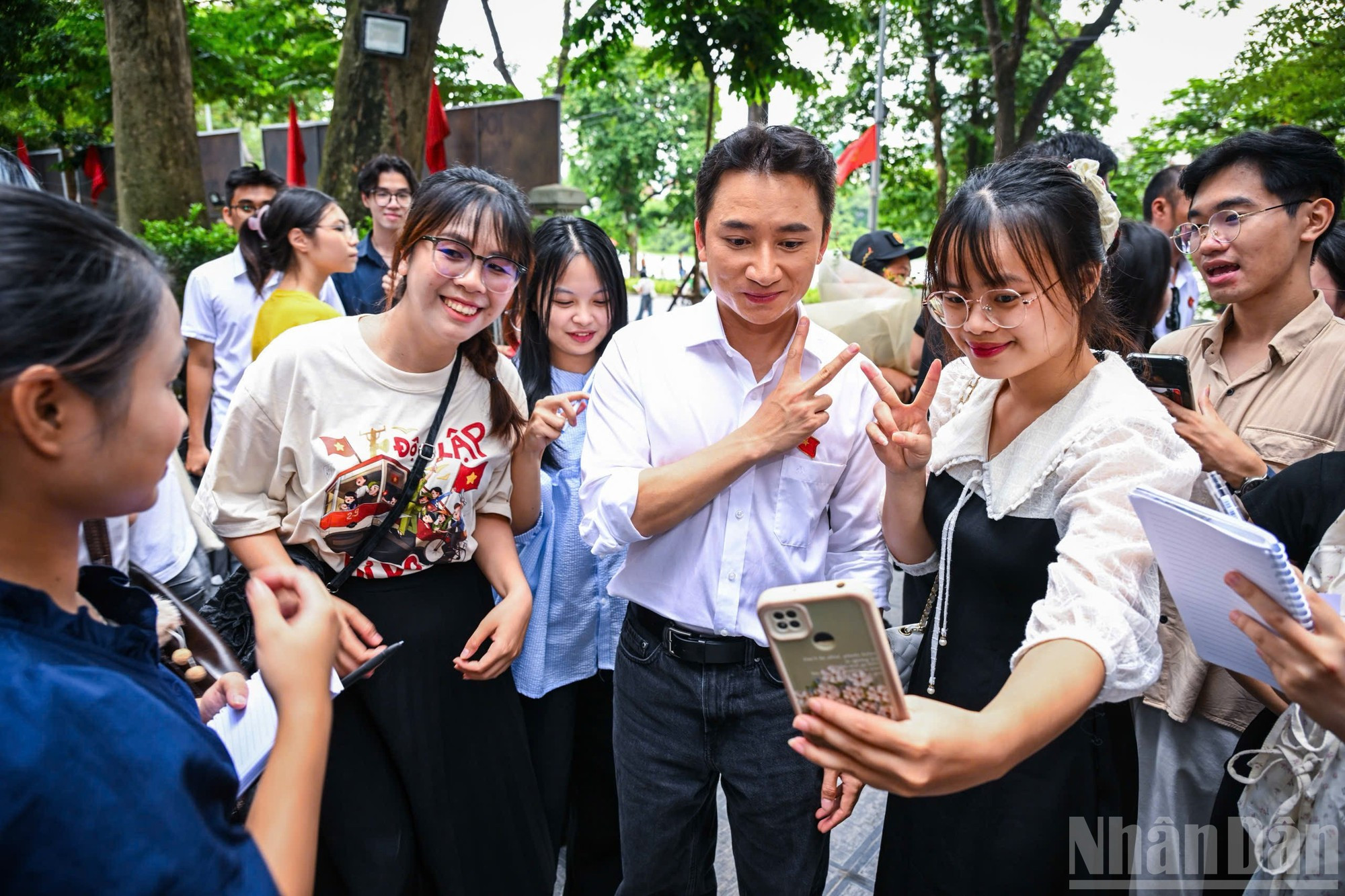 El público se toma fotos con el cantante Phan Manh Quynh. El público se toma fotos con el cantante Phan Manh Quynh.