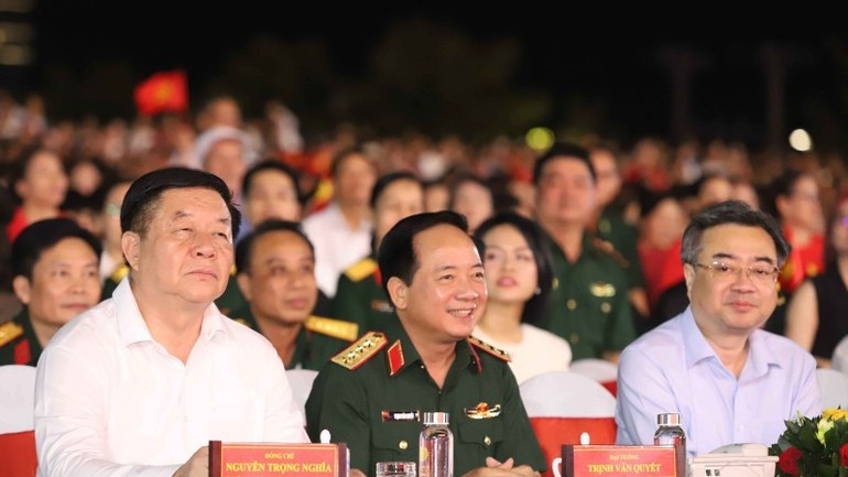 El miembro del Buró Político, secretario del Comité Central y jefe de la Comisión de Propaganda y Movilización de Masas del CC del PCV, Nguyen Trong Nghia, y el general Trinh Van Quyet, miembro del Buró Político, secretario del Comité Central y jefe del Departamento General de Política del Ejército Popular de Vietnam, en el acto efectuado en Ciudad Ho Chi Minh. El miembro del Buró Político, secretario del Comité Central y jefe de la Comisión de Propaganda y Movilización de Masas del CC del PCV, Nguyen Trong Nghia, y el general Trinh Van Quyet, miembro del Buró Político, secretario del Comité Central y jefe del Departamento General de Política del Ejército Popular de Vietnam, en el acto efectuado en Ciudad Ho Chi Minh.