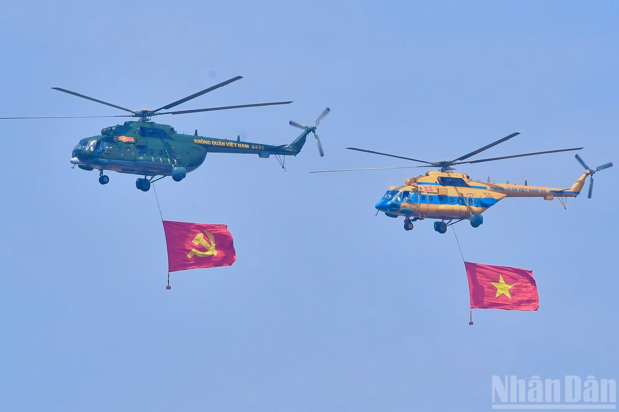 Imágenes de helicópteros sobrevuelan los monumentos emblemáticos de Hanói se convierten en momentos inolvidables.