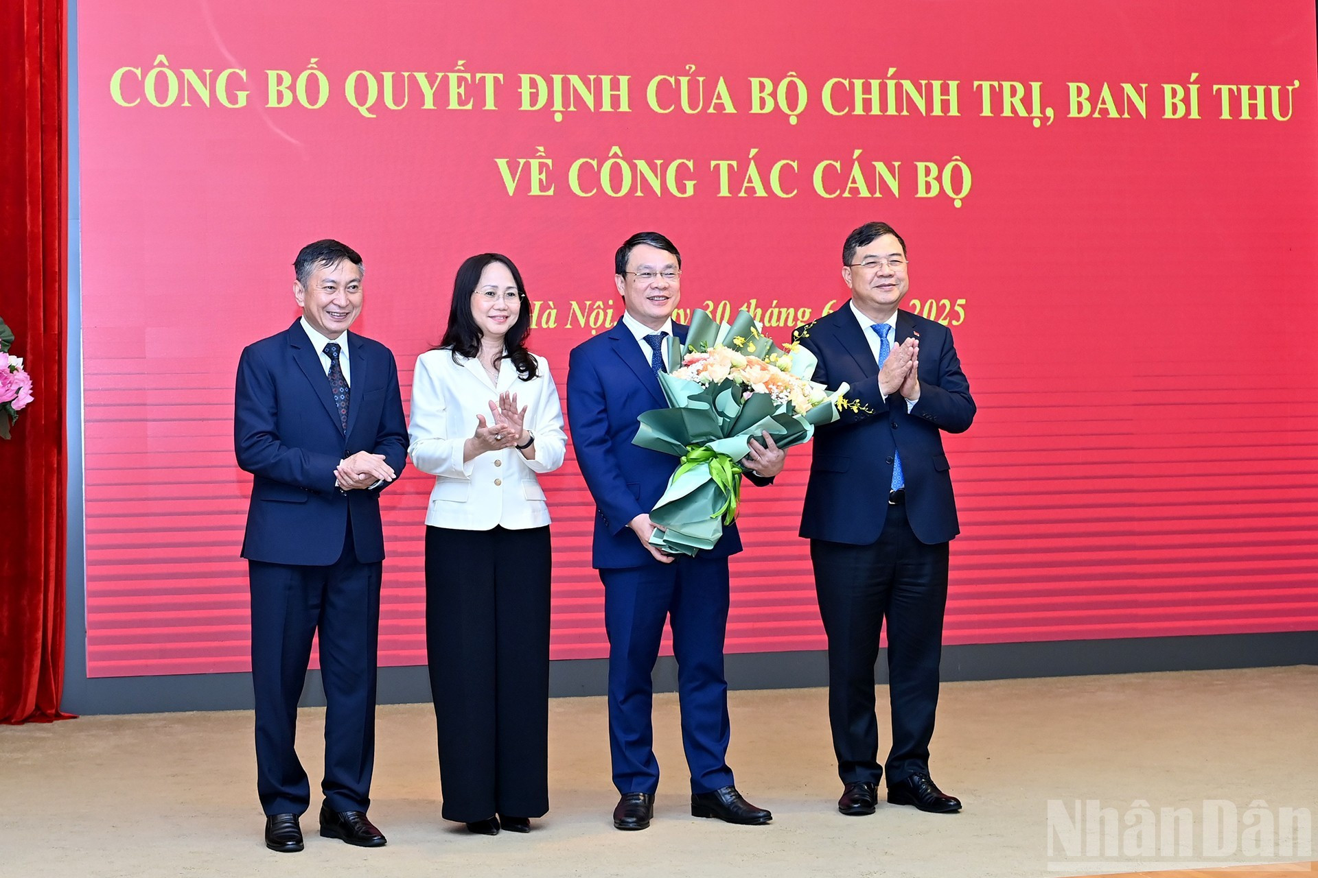 La dirigencia de la Oficina del Comité Central del PCV felicita con flores al camarada Dang Khanh Toan.