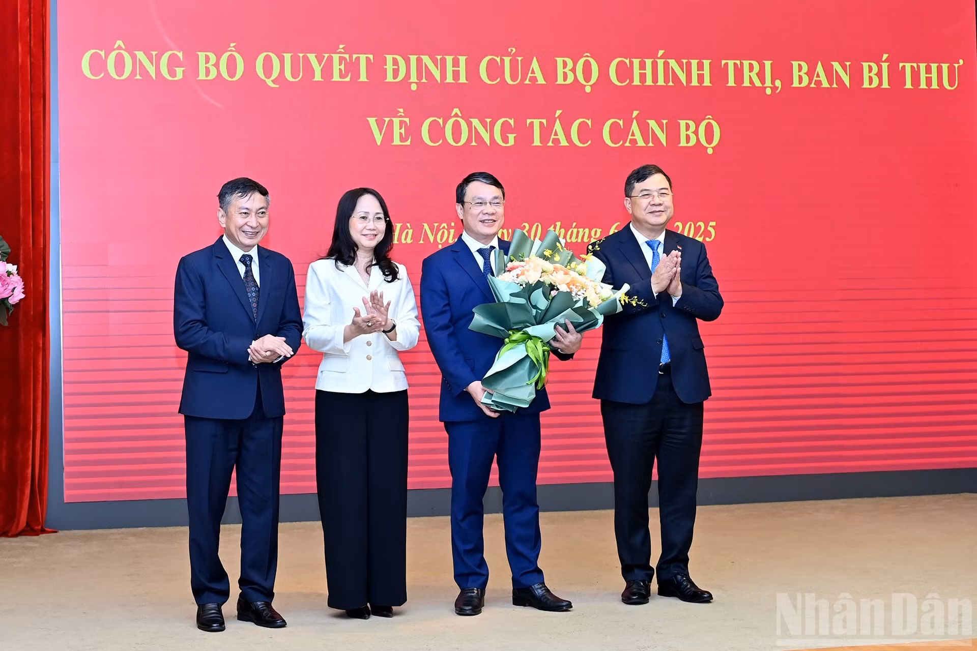 La dirigencia de la Oficina del Comité Central del PCV felicita con flores al camarada Dang Khanh Toan.
