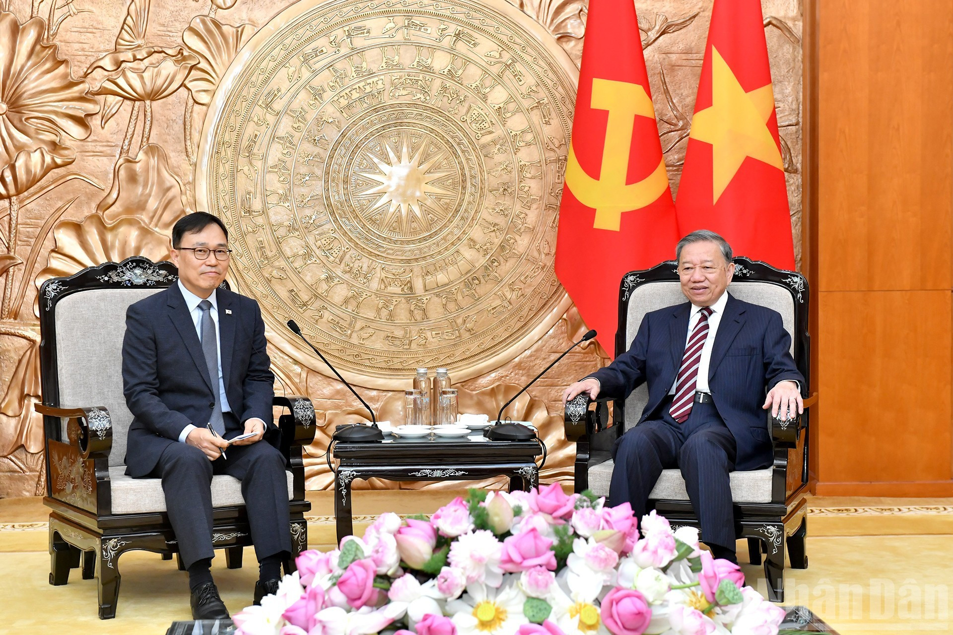 El secretario general To Lam recibe al embajador de Corea del Sur en Vietnam, Choi Young Sam.