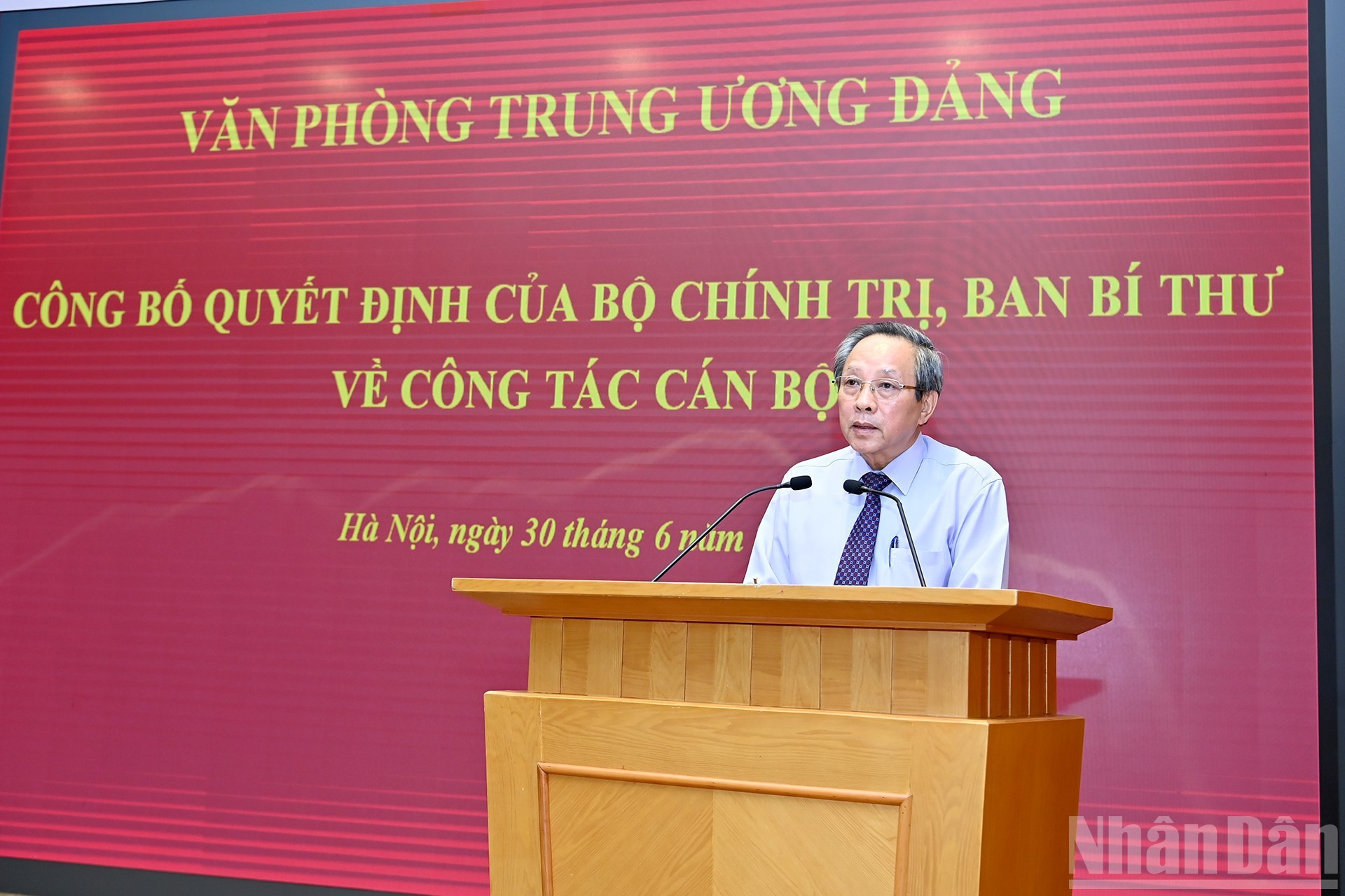 El vicetitular permanente de la Comisión de Organización del Comité Central del PCV, Hoang Dang Quang, dio lectura a las decisiones del Buró Político y del Secretariado.