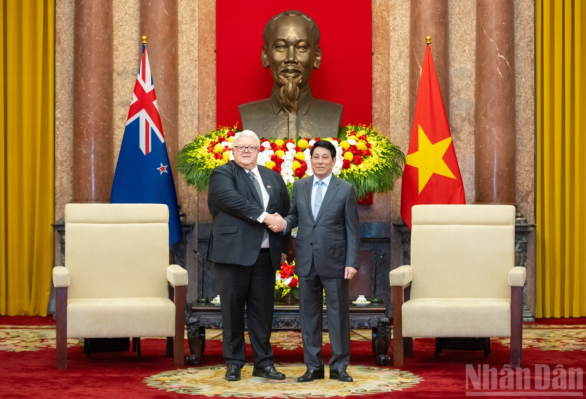 El presidente de Vietnam, Luong Cuong, recibe al titular del Parlamento de Nueva Zelanda, Gerry Brownlee.