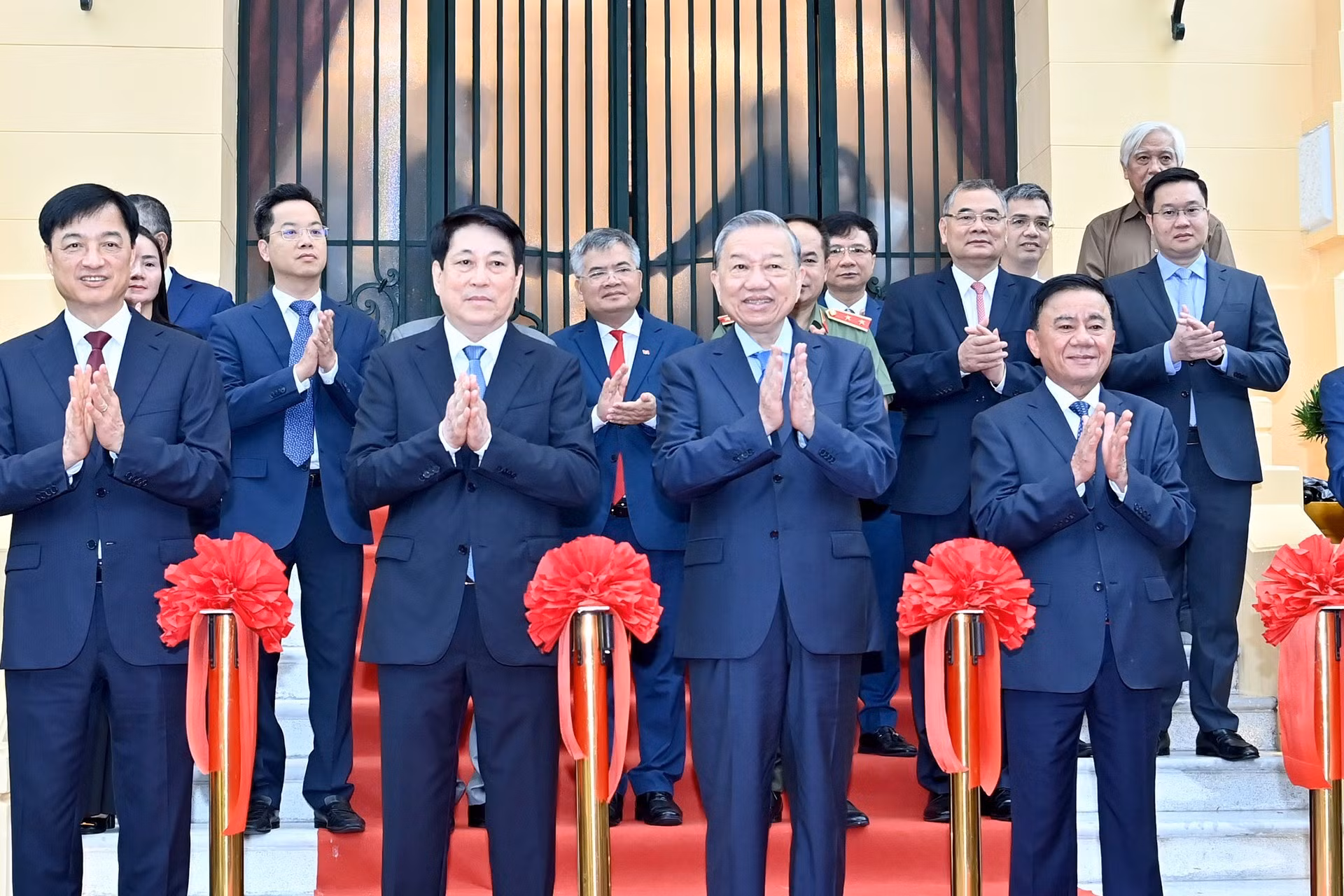 [Foto] Líderes del Partido y del Estado asisten a ceremonia de entrega de sede de Oficina Presidencial