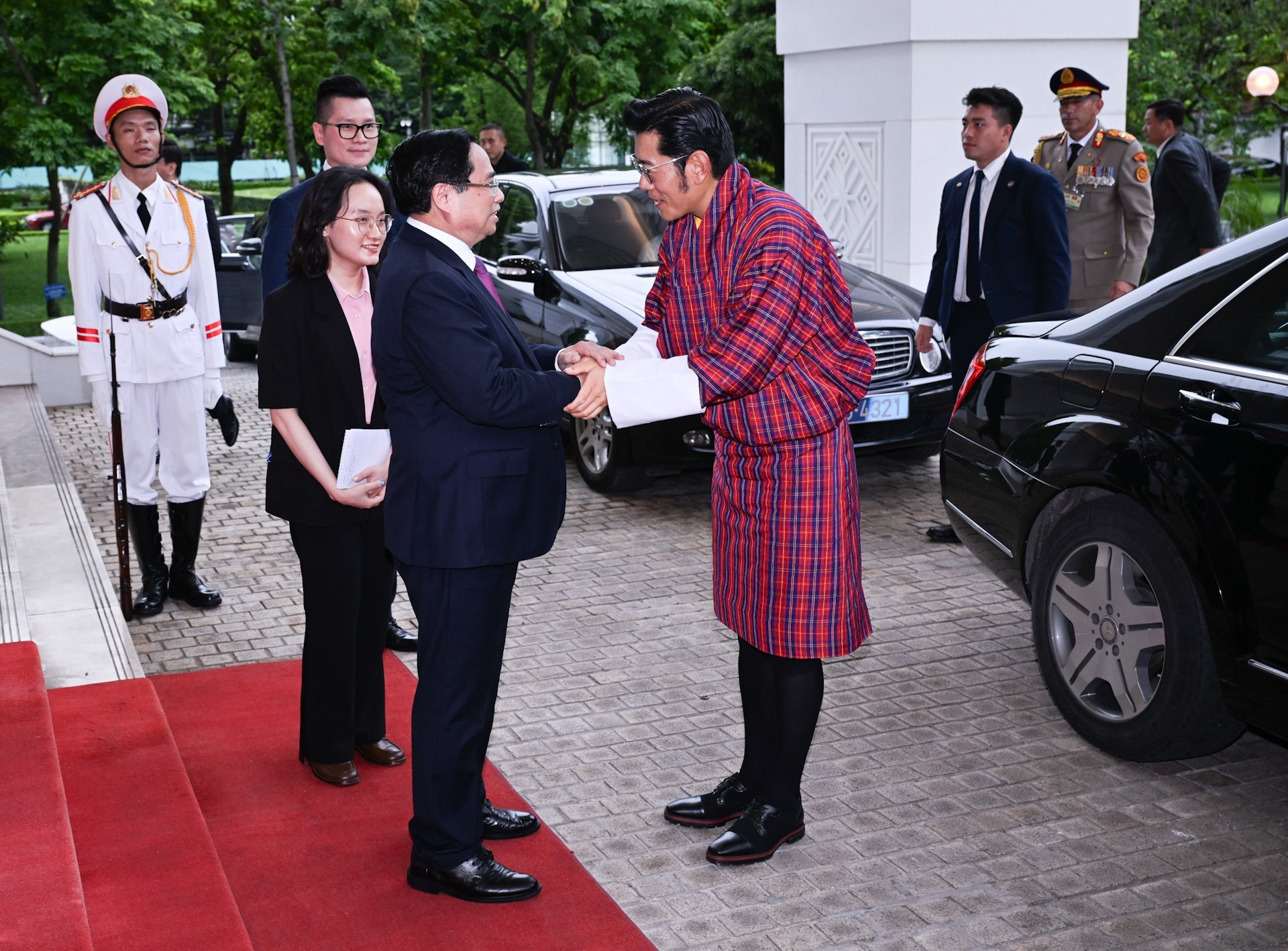 [Foto] Premier vietnamita se reúne con el rey de Bután