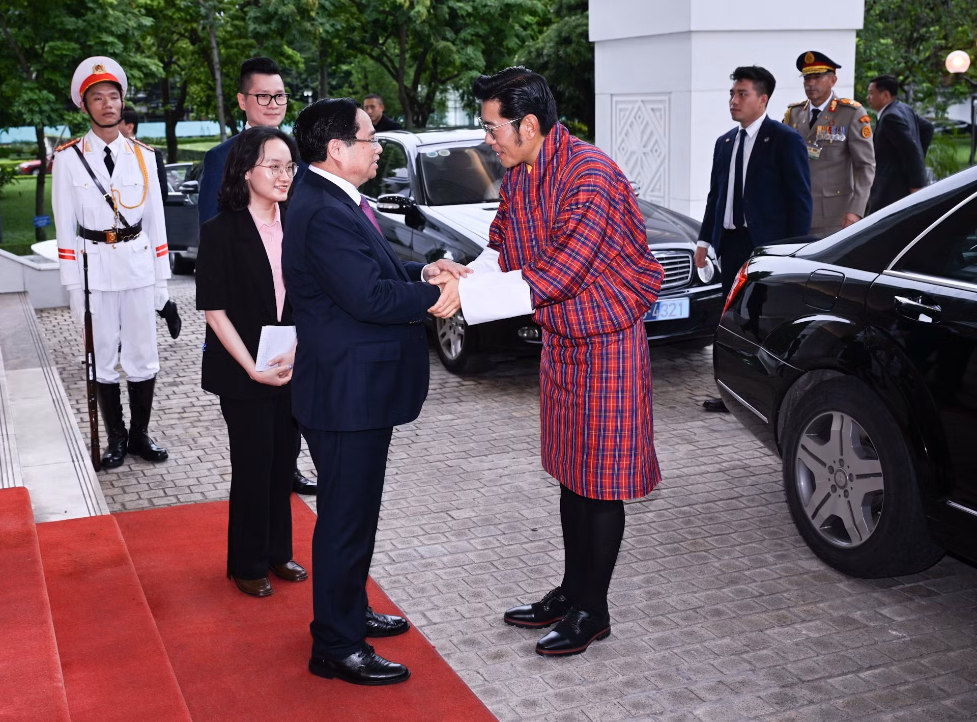 [Foto] Premier vietnamita se reúne con el rey de Bután