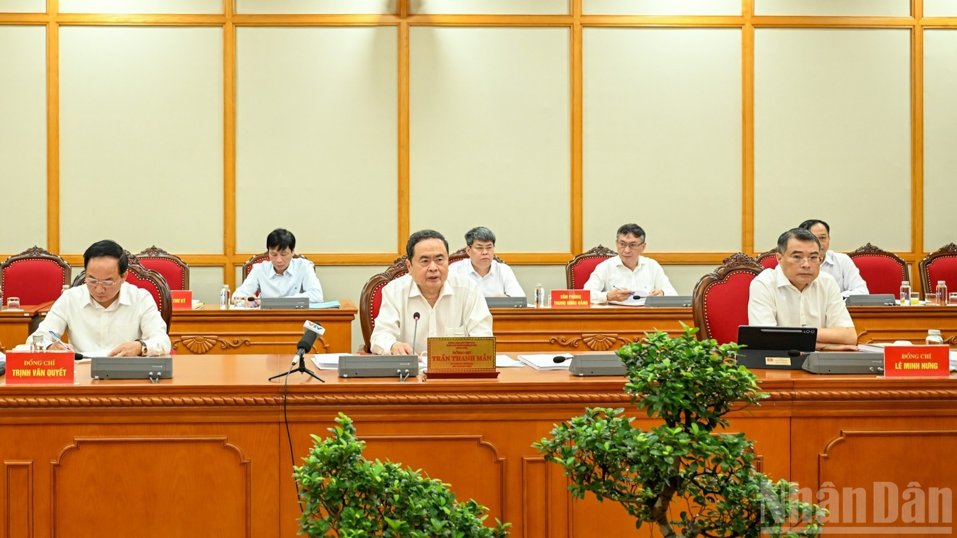 [Foto] Buró Político trabaja con Junta Permanente de Comités del Partido en Khanh Hoa y Nghe An