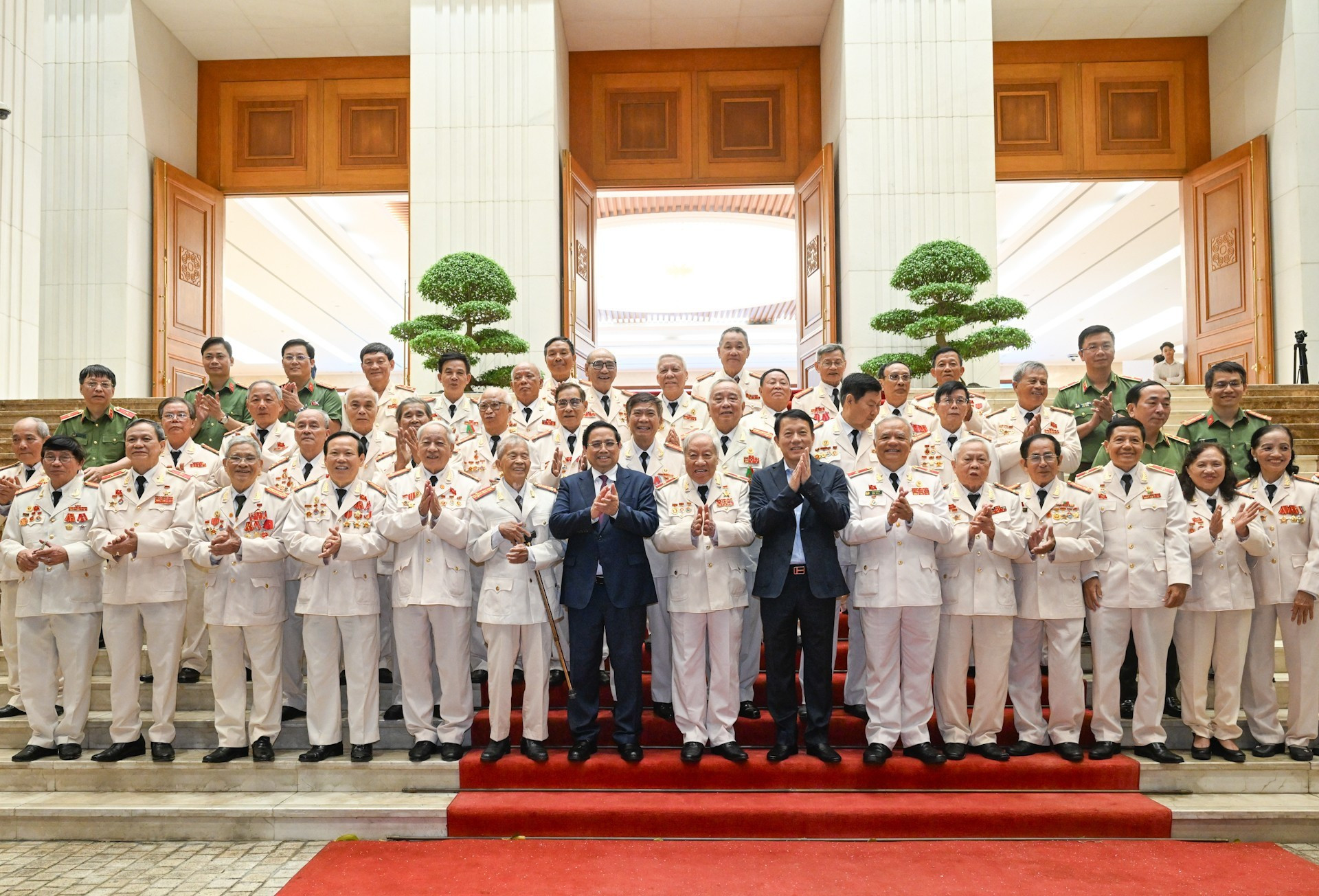 [Foto] Premier vietnamita preside reunión con Comité de Enlace de las fuerzas de Seguridad Pública que apoyan campo de batalla del Sur