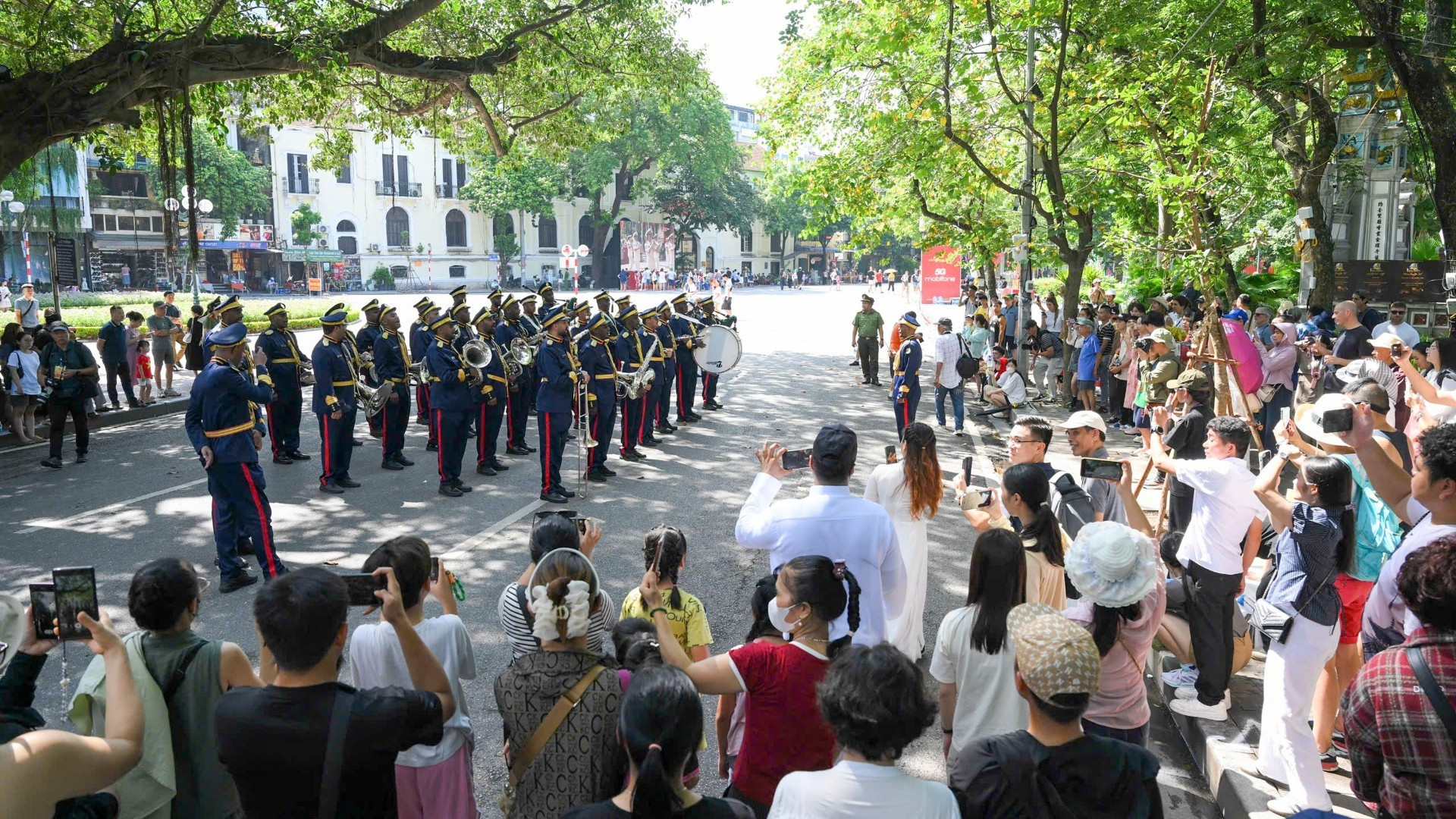 [Foto] Inauguran Concierto Mundial de Bandas de Policías en espacio peatonal del lago Hoan Kiem