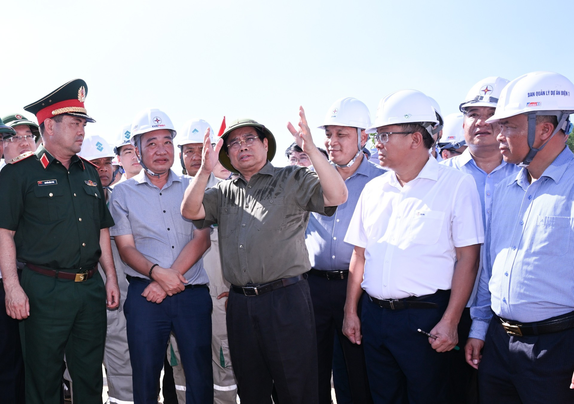 [Foto] El primer ministro vietnamita inspecciona las obras de la línea eléctrica de 500 kV Lao Cai-Vinh Yen