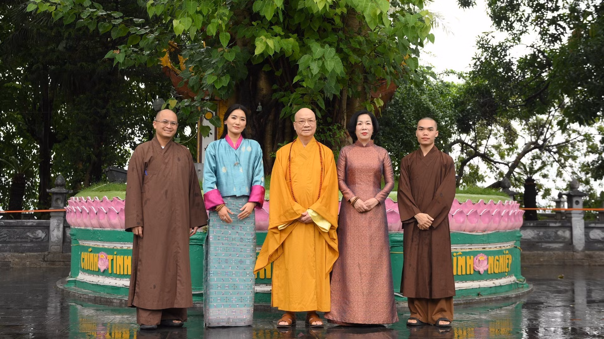[Foto] Cónyuge del presidente de Vietnam y reina de Bután visitan Pagoda Tran Quoc