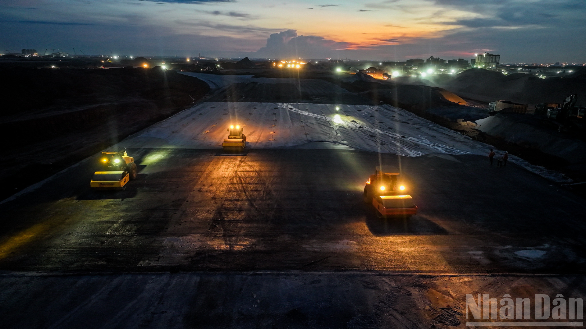 Cientos de máquinas y equipos, junto con una gran fuerza laboral, se movilizan para construir sin descanso.