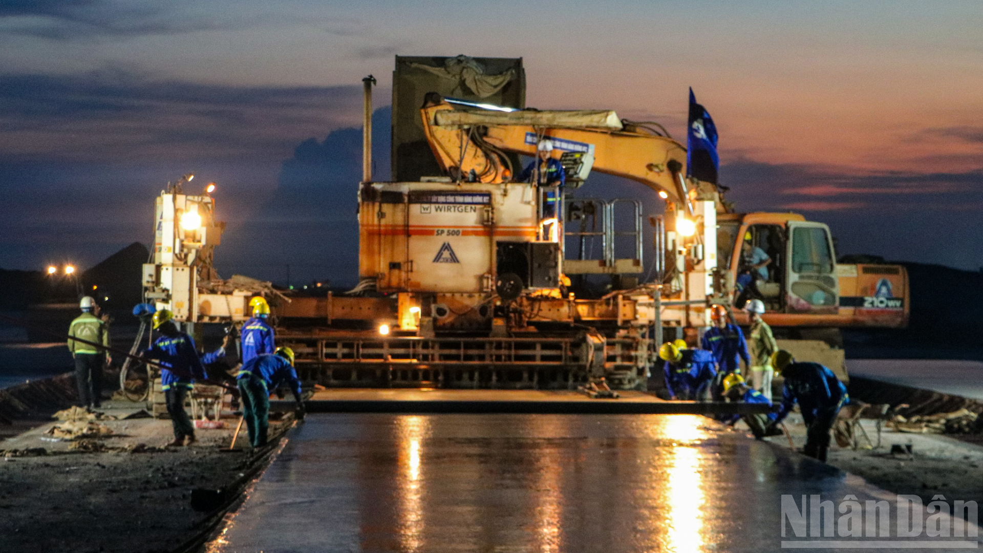 En la pista n.º 2 del proyecto, las máquinas de hormigón de gran capacidad operan de forma continuada.