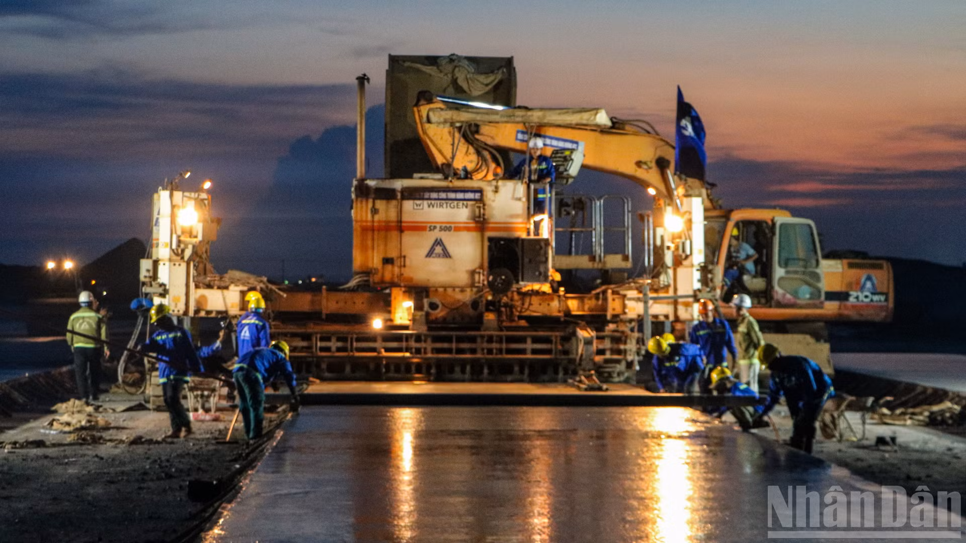 En la pista n.º 2 del proyecto, las máquinas de hormigón de gran capacidad operan de forma continuada.
