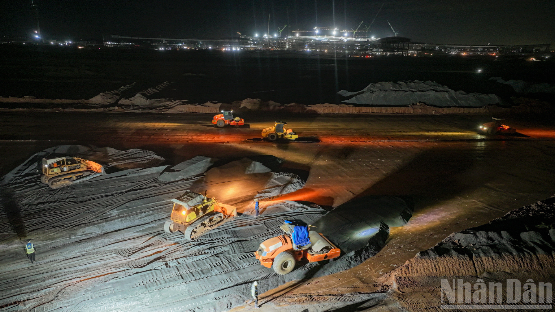Durante el día, se prioriza la construcción del puente de abordaje, mientras que por la noche se acelera simultáneamente la construcción de los cimientos, la cimentación de la carretera y el sistema de drenaje.