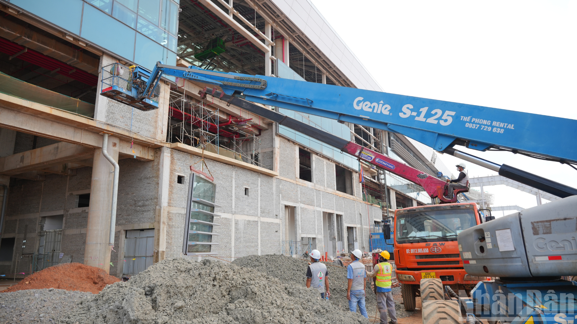 Según la Corporación de Aeropuertos de Vietnam, se ha completado toda la estructura de hormigón armado de la parte subterránea y de las plantas 1, 2, 3 y 4, lo que permite avanzar en la implementación de los siguientes hitos del proyecto.