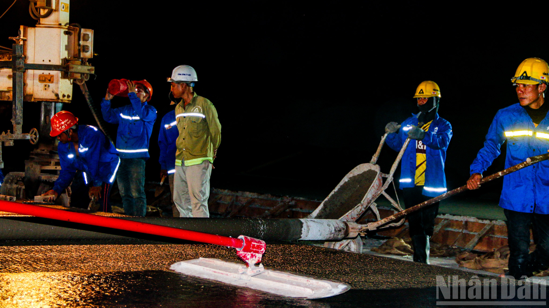 El personal, ingenieros y obreros trabajan a toda prisa.