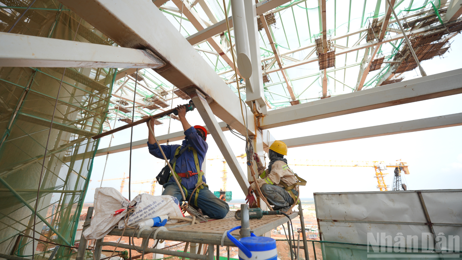 La cúpula curva, que cubre casi 20 mil metros cuadrados, se ensambla meticulosamente mediante 256 puntos de conexión según las normas europeas.