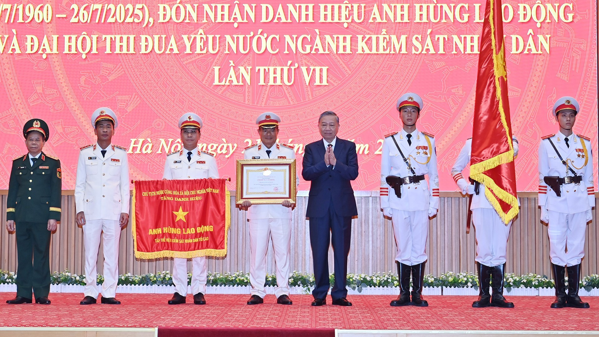 [Foto] Líder partidista vietnamita asiste a 65º aniversario de Día Tradicional de Fiscalía Popular
