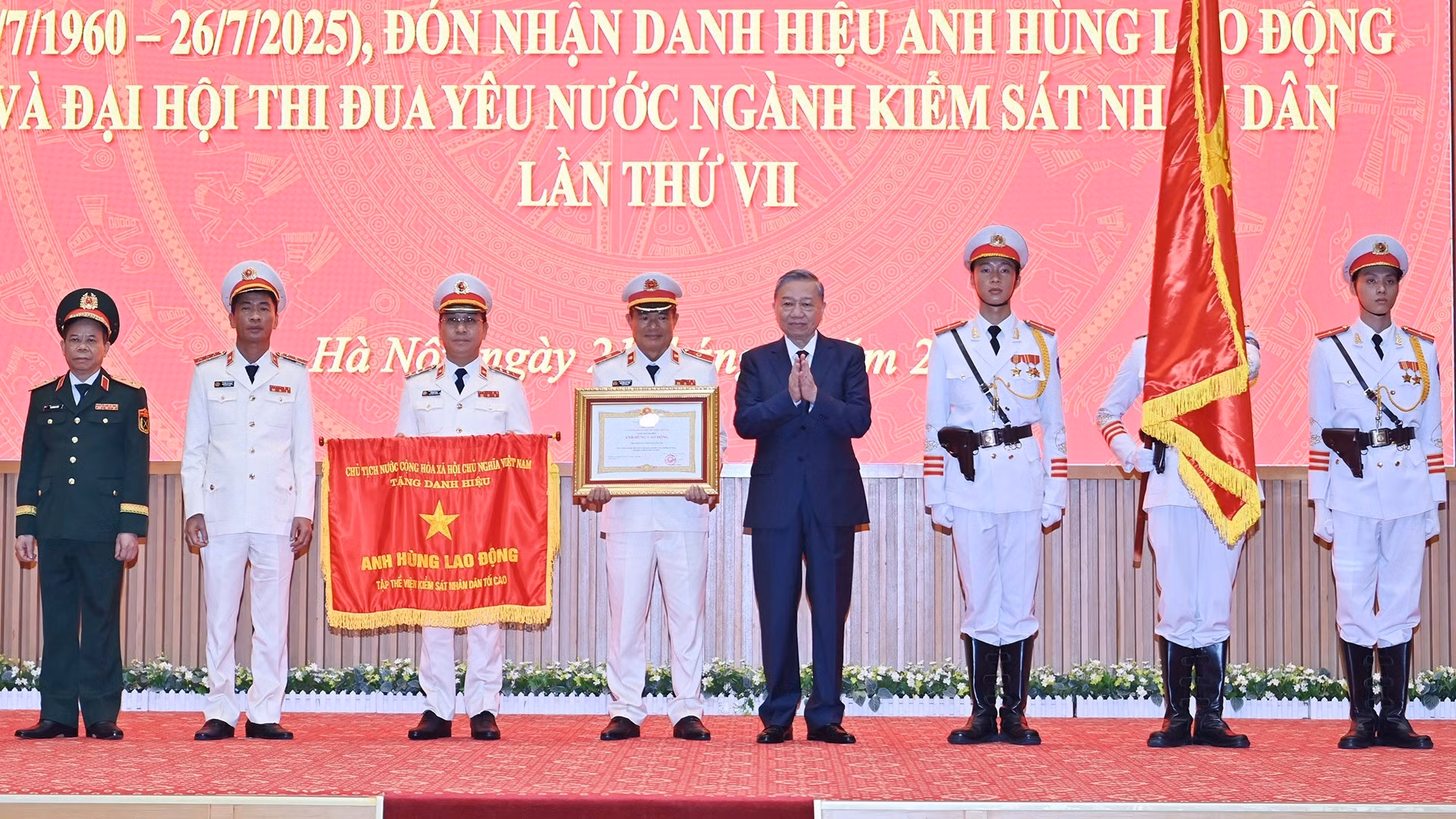 [Foto] Líder partidista vietnamita asiste a 65º aniversario de Día Tradicional de Fiscalía Popular