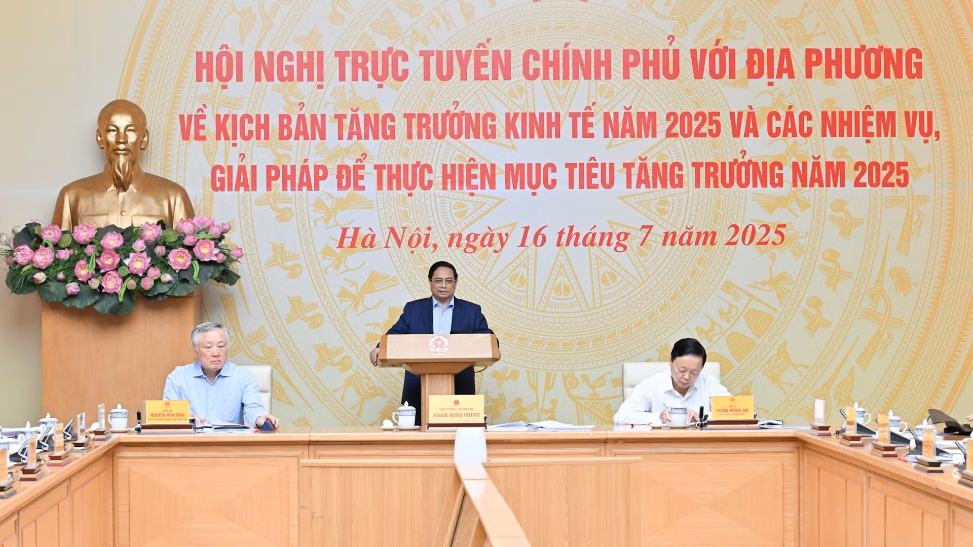 [Foto] Premier vietnamita preside conferencia entre Gobierno y localidades sobre crecimiento económico