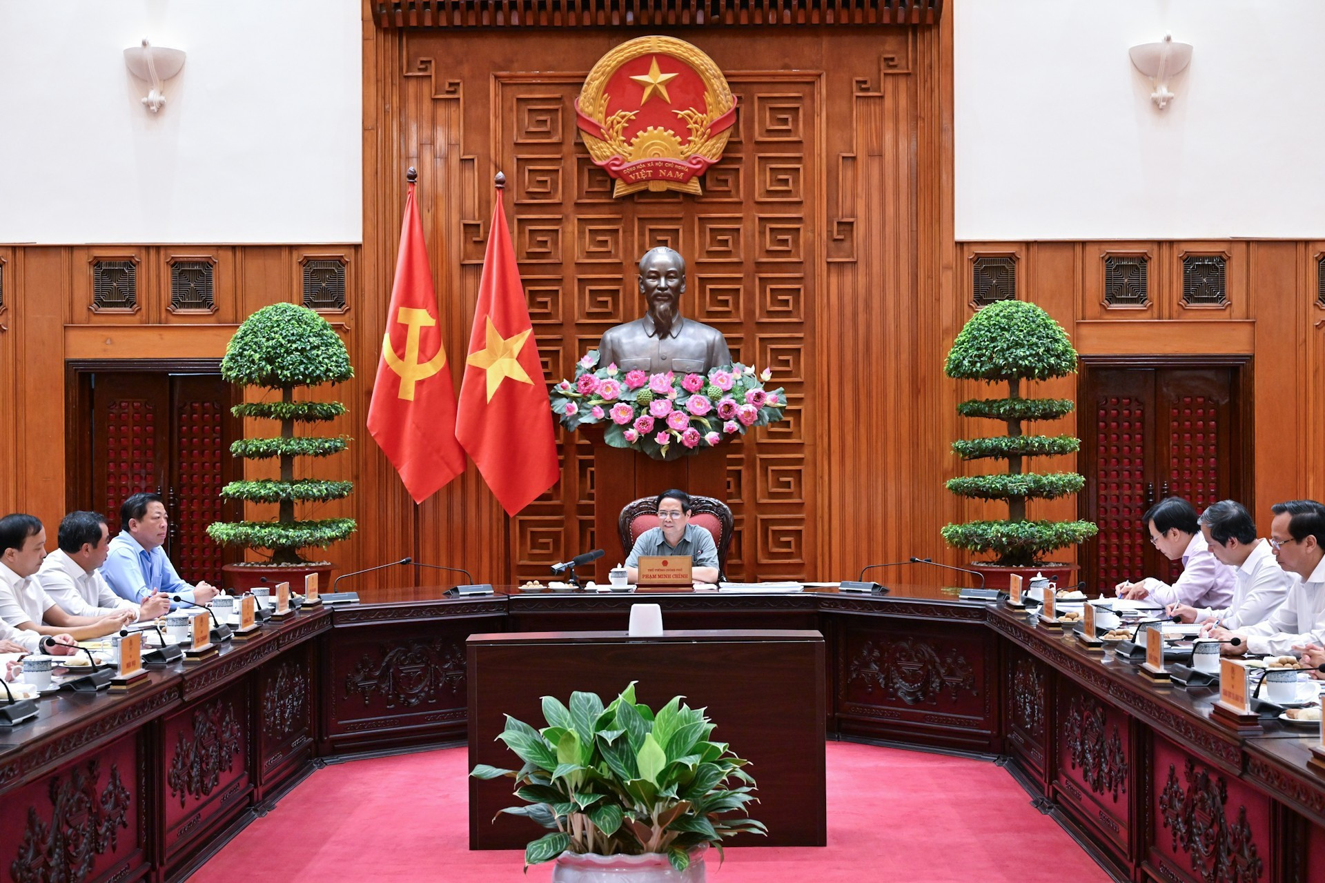 [Foto] Premier vietnamita preside reunión sobre construcción de escuelas en comunas fronterizas