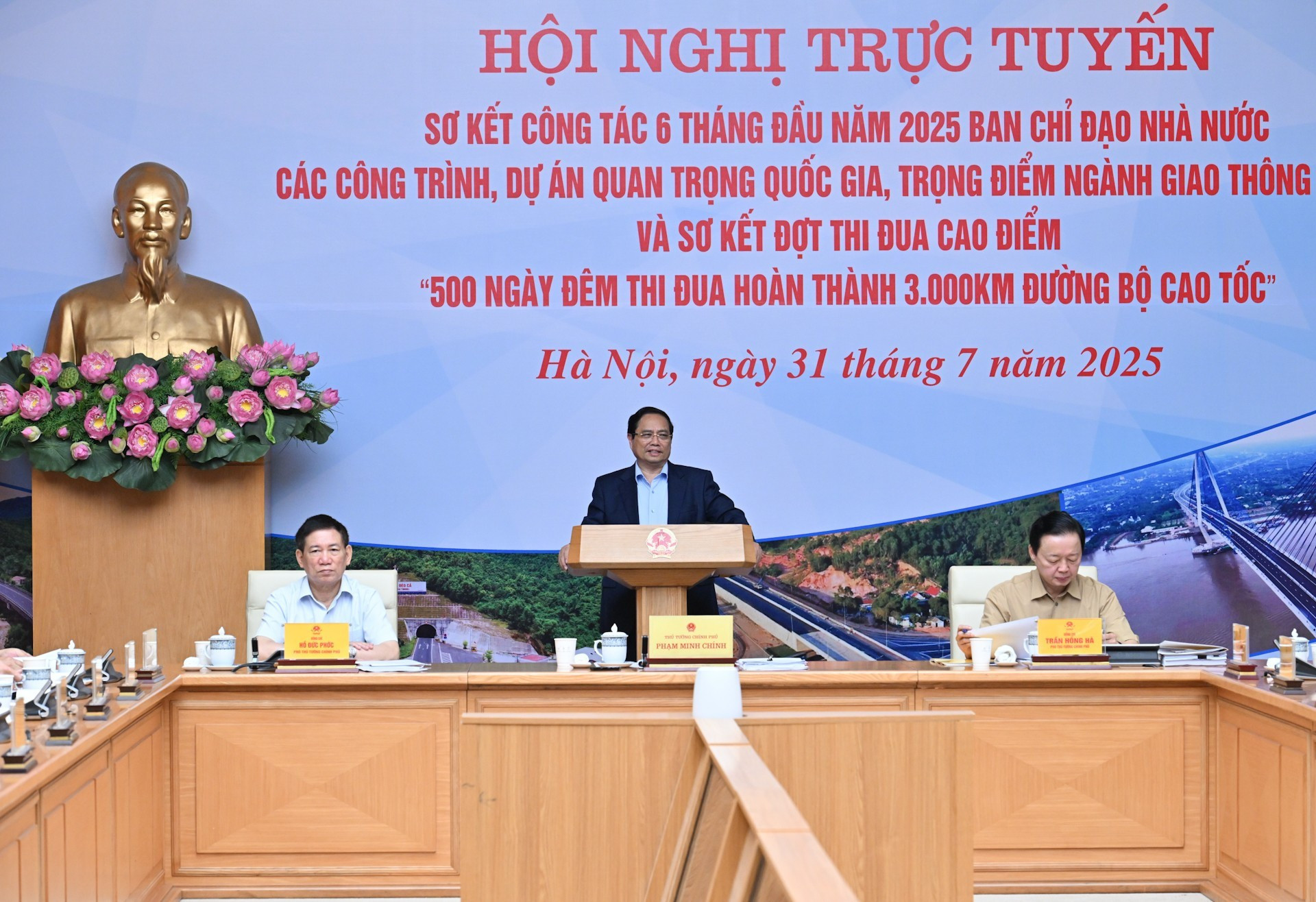 [Foto] Premier vietnamita preside conferencia para revisar importantes proyectos nacionales