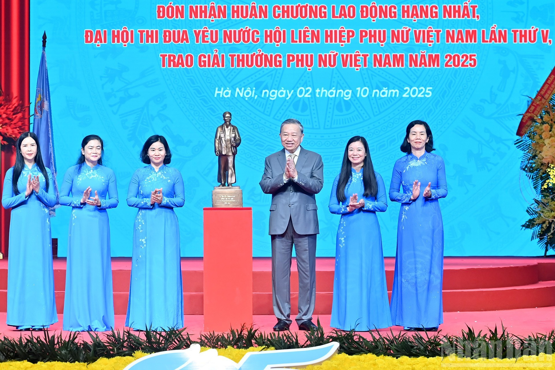 El líder partidista obsequia a la Unión de Mujeres de Vietnam una estatua del Presidente Ho Chi Minh. El líder partidista obsequia a la Unión de Mujeres de Vietnam una estatua del Presidente Ho Chi Minh.