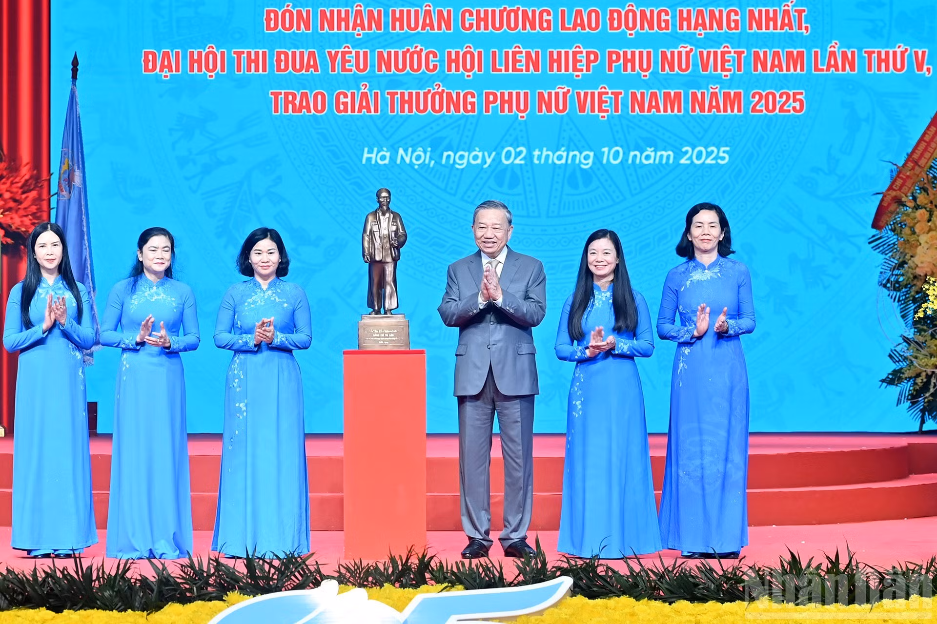 El líder partidista obsequia a la Unión de Mujeres de Vietnam una estatua del Presidente Ho Chi Minh.