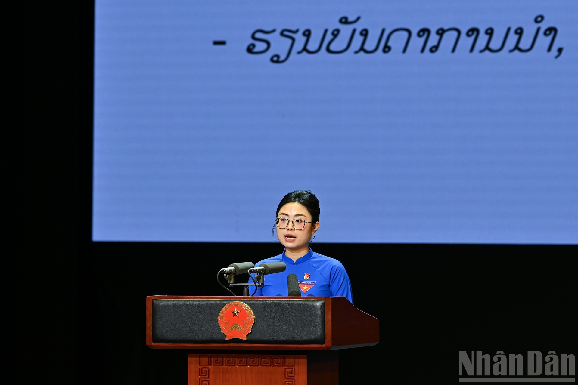 Una representante de la juventud vietnamita habla en el evento.