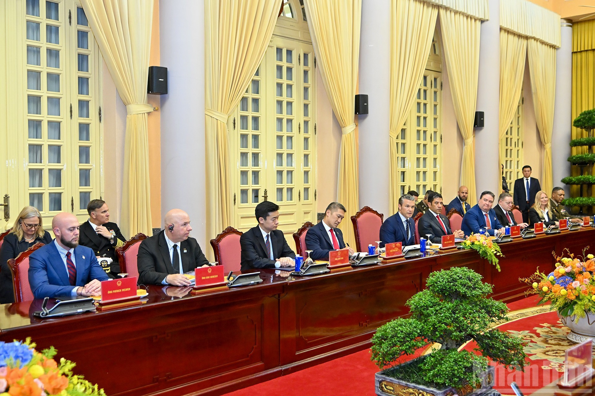 El secretario de Guerra de Estados Unidos, Pete Hegseth, y los delegados que lo acompañan.