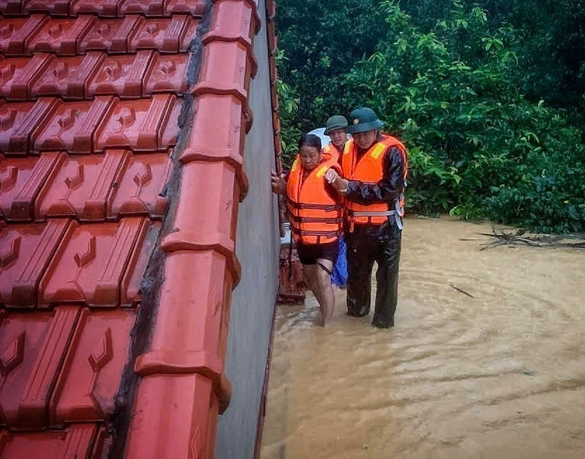 Oficiales y soldados de la Brigada 409 y del Alto Mando Militar de la provincia de Bac Ninh ayudan a los habitantes de la comuna de Xuan Luong a trasladar personas y bienes. (Foto: VNA) Oficiales y soldados de la Brigada 409 y del Alto Mando Militar de la provincia de Bac Ninh ayudan a los habitantes de la comuna de Xuan Luong a trasladar personas y bienes. (Foto: VNA)
