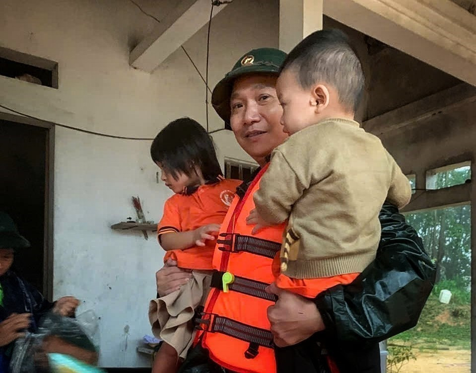 Las fuerzas militares de la provincia de Cao Bang ayudan a los pobladores a trasladar sus bienes. (Foto: VNA) Las fuerzas militares de la provincia de Cao Bang ayudan a los pobladores a trasladar sus bienes. (Foto: VNA)