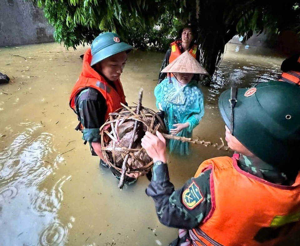 Oficiales y soldados de la Brigada 409 y del Alto Mando Militar de la provincia de Bac Ninh ayudan a los habitantes de la comuna de Xuan Luong a trasladar personas y bienes. (Foto: VNA) Oficiales y soldados de la Brigada 409 y del Alto Mando Militar de la provincia de Bac Ninh ayudan a los habitantes de la comuna de Xuan Luong a trasladar personas y bienes. (Foto: VNA)