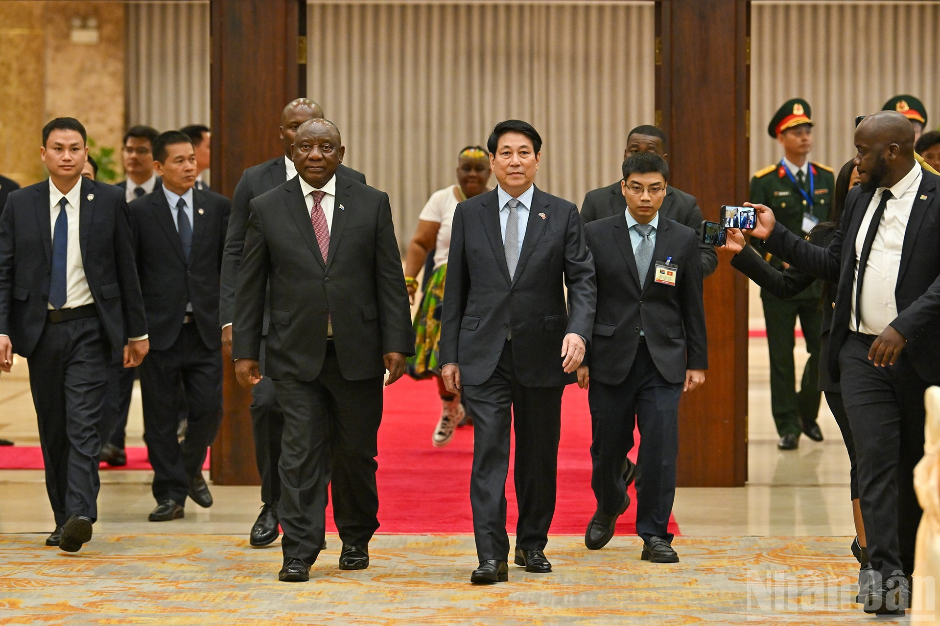 El presidente Luong Cuong y su similar sudafricano Matamela Cyril Ramaphosa asisten al banquete estatal. El presidente Luong Cuong y su similar sudafricano Matamela Cyril Ramaphosa asisten al banquete estatal.