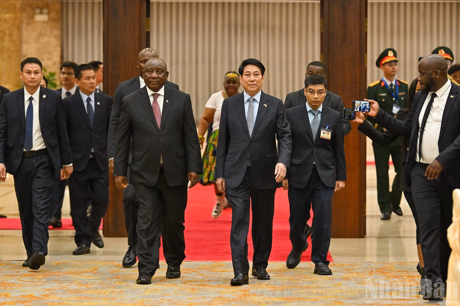 El presidente Luong Cuong y su similar sudafricano Matamela Cyril Ramaphosa asisten al banquete estatal.