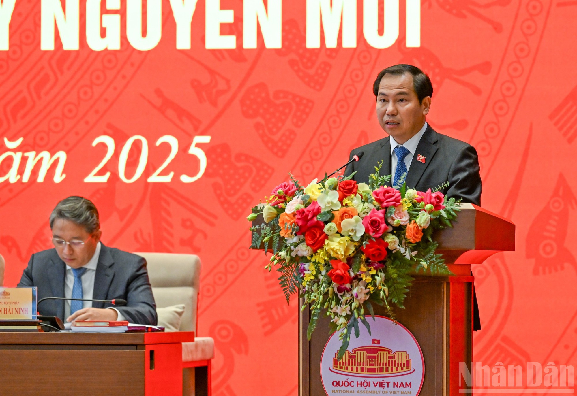 El secretario general del Parlamento y jefe de la Oficina del Parlamento, Le Quang Manh, pronuncia el discurso de apertura.