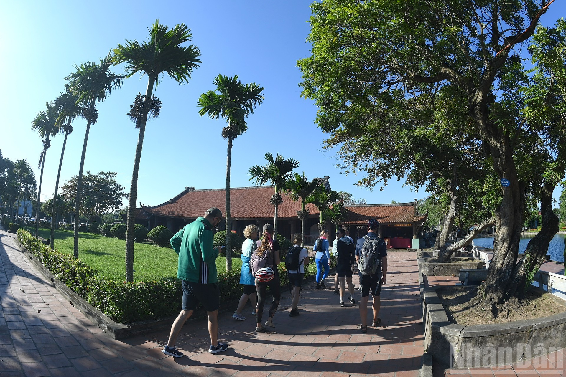Un grupo de visitantes extranjeros recorre la pagoda.