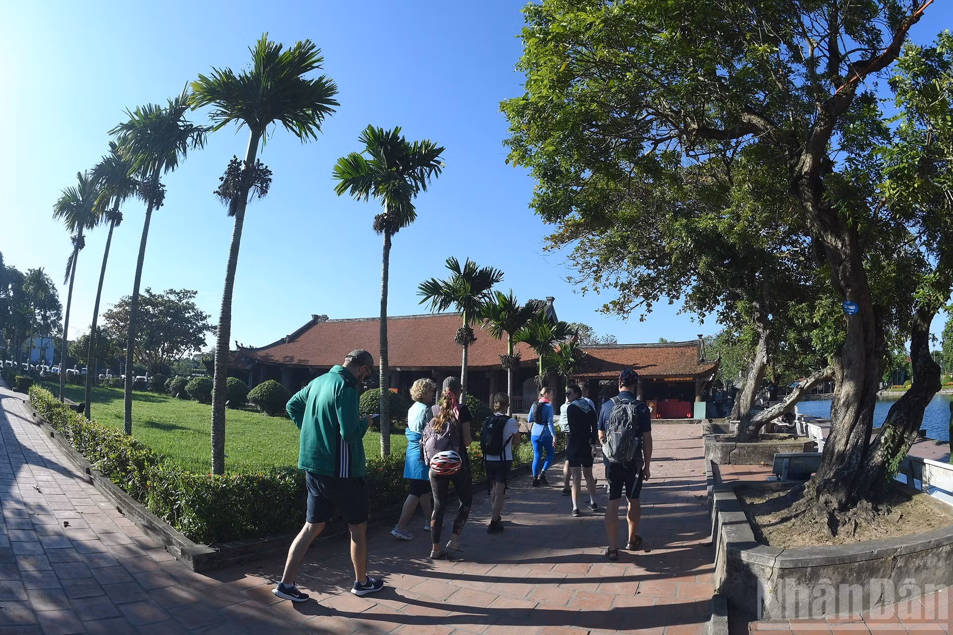 Un grupo de visitantes extranjeros recorre la pagoda.