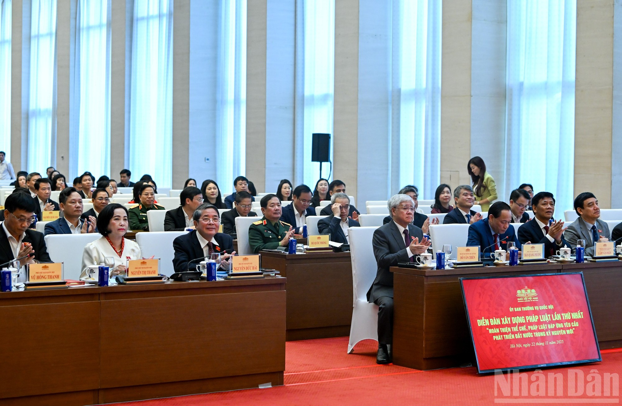 El vicepresidente permanente del Parlamento, Do Van Chien, los vicepresidentes del Parlamento y los delegados en el foro.