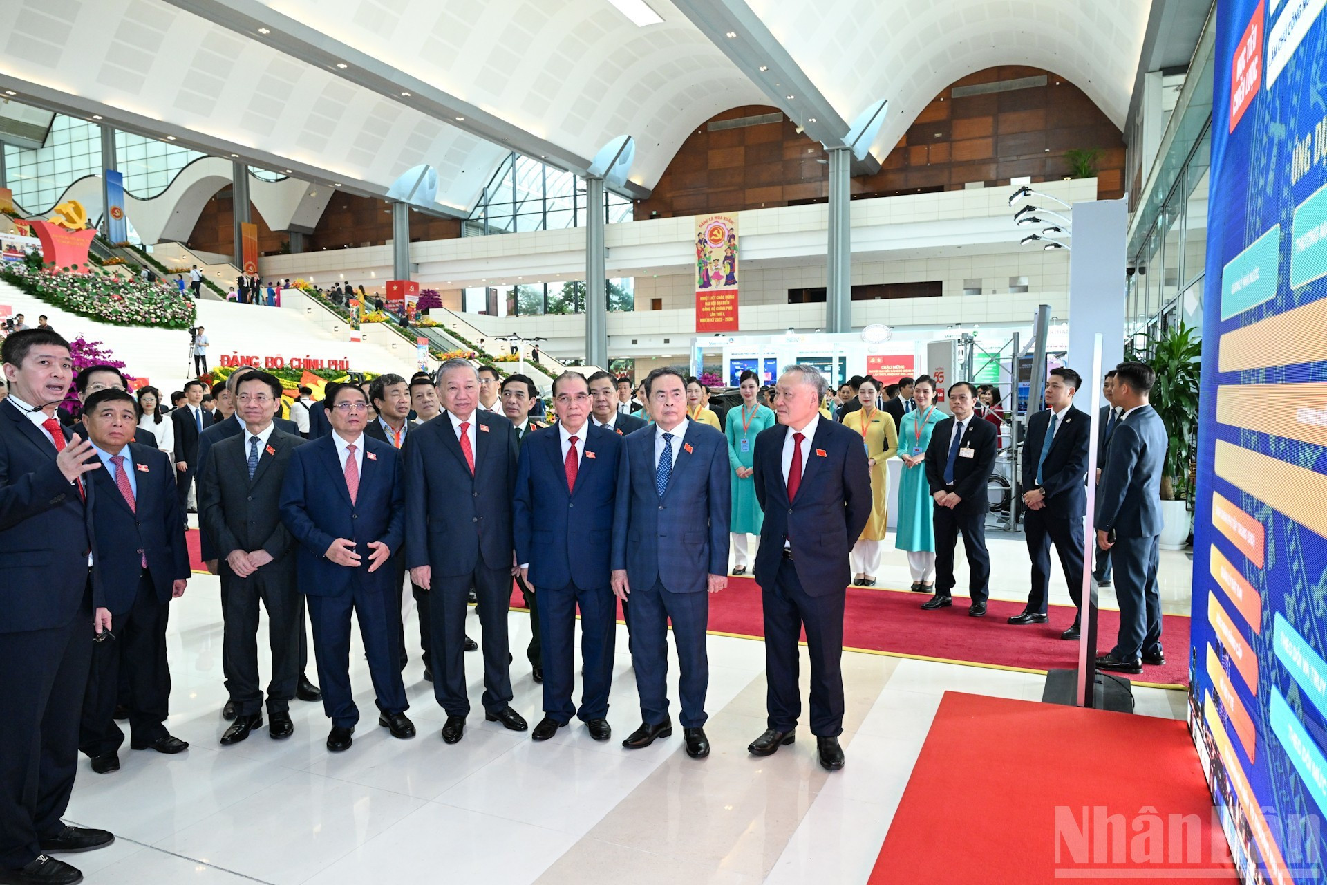 El secretario general del PCV, To Lam, y otros dirigentes del Partido y del Estado en la exposición.