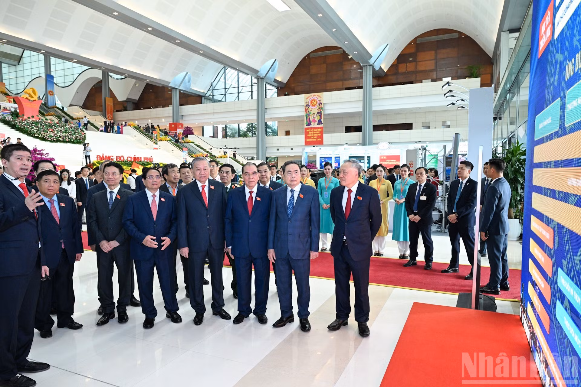 El secretario general del PCV, To Lam, y otros dirigentes del Partido y del Estado en la exposición.