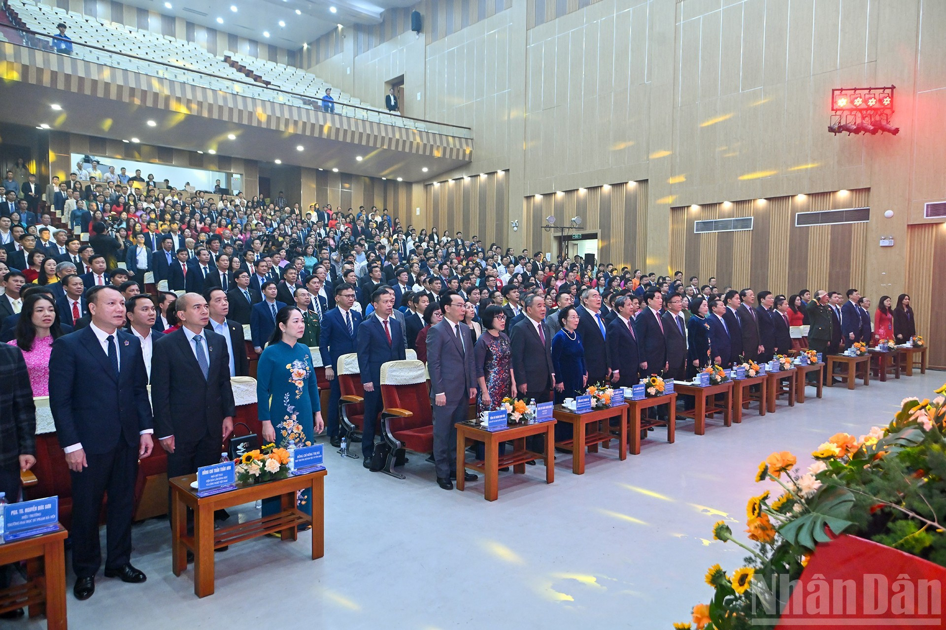 Los delegados en el acto de saludo de la bandera nacional.