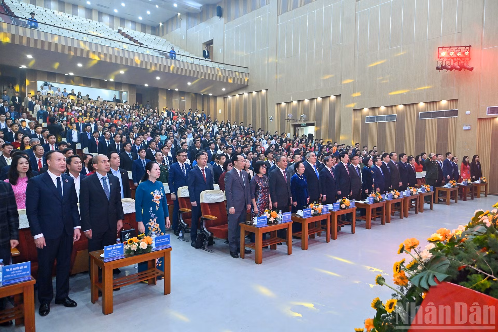 Los delegados en el acto de saludo de la bandera nacional.