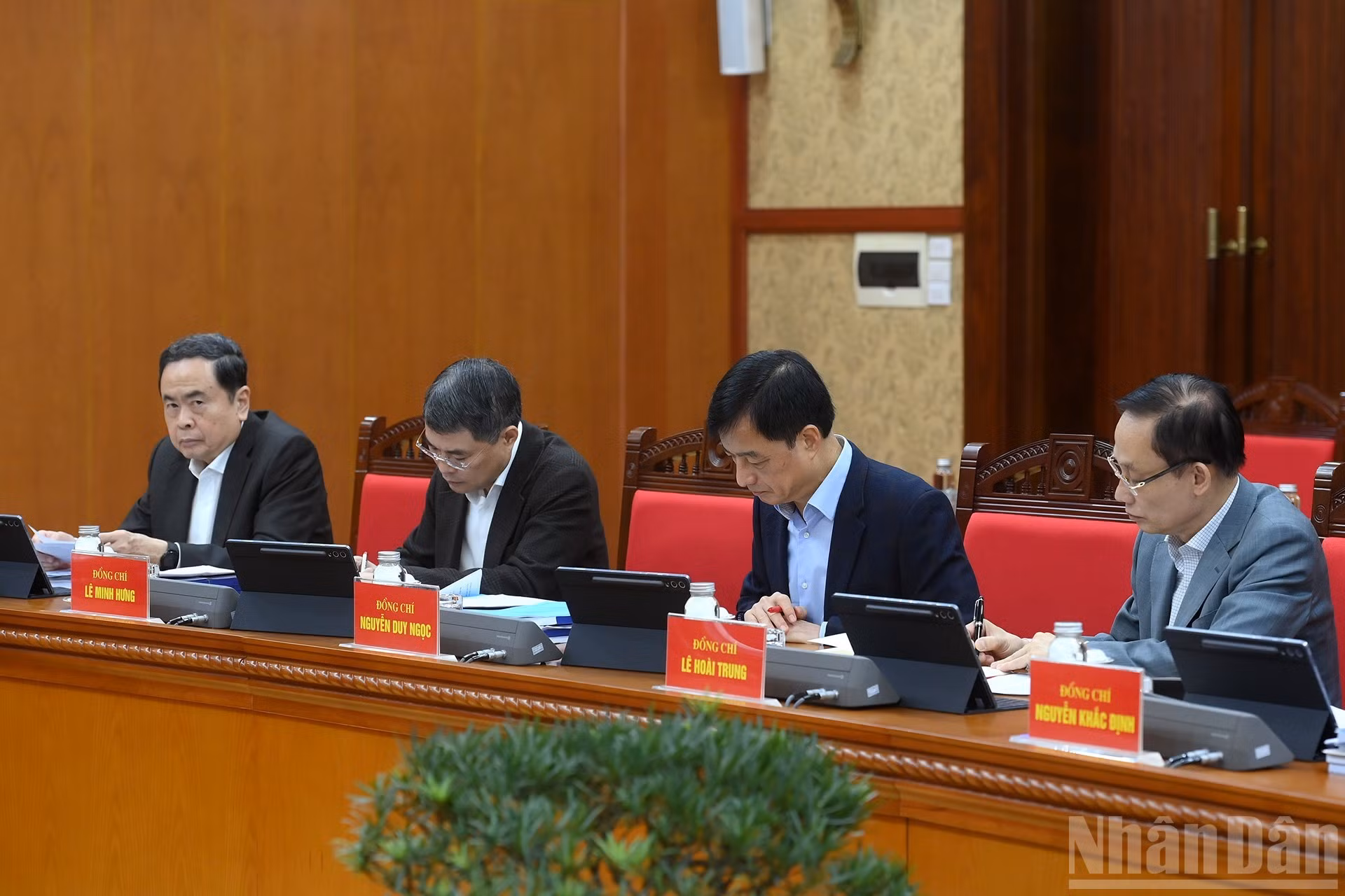 El presidente de la Asamblea Nacional, Tran Thanh Manh, asiste a la reunión.