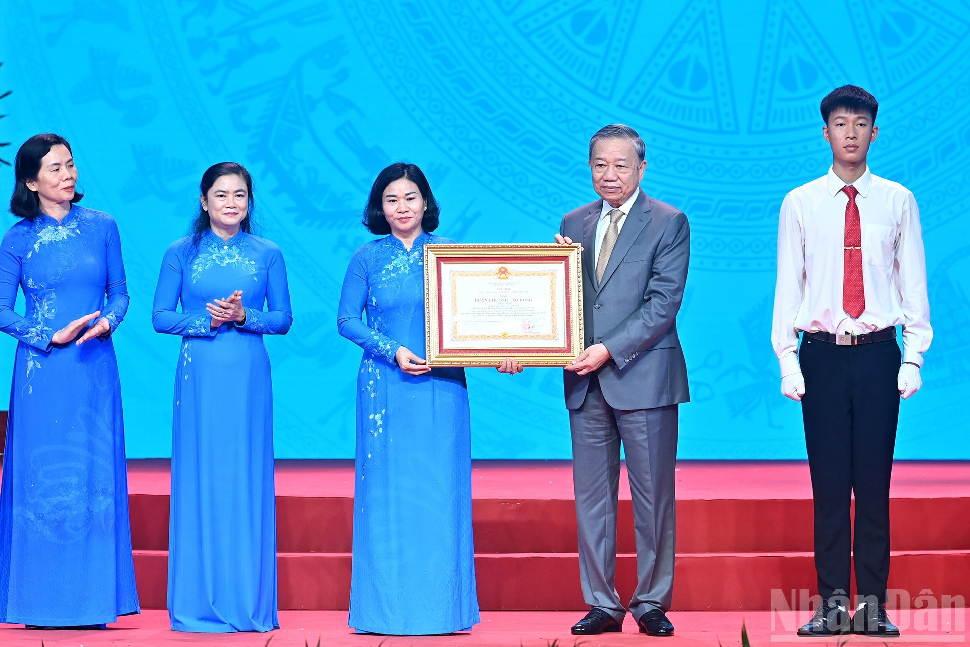 El secretario general del PCV, To Lam, entrega la Orden de Trabajo de primera clase a la Unión de Mujeres de Vietnam. El secretario general del PCV, To Lam, entrega la Orden de Trabajo de primera clase a la Unión de Mujeres de Vietnam.