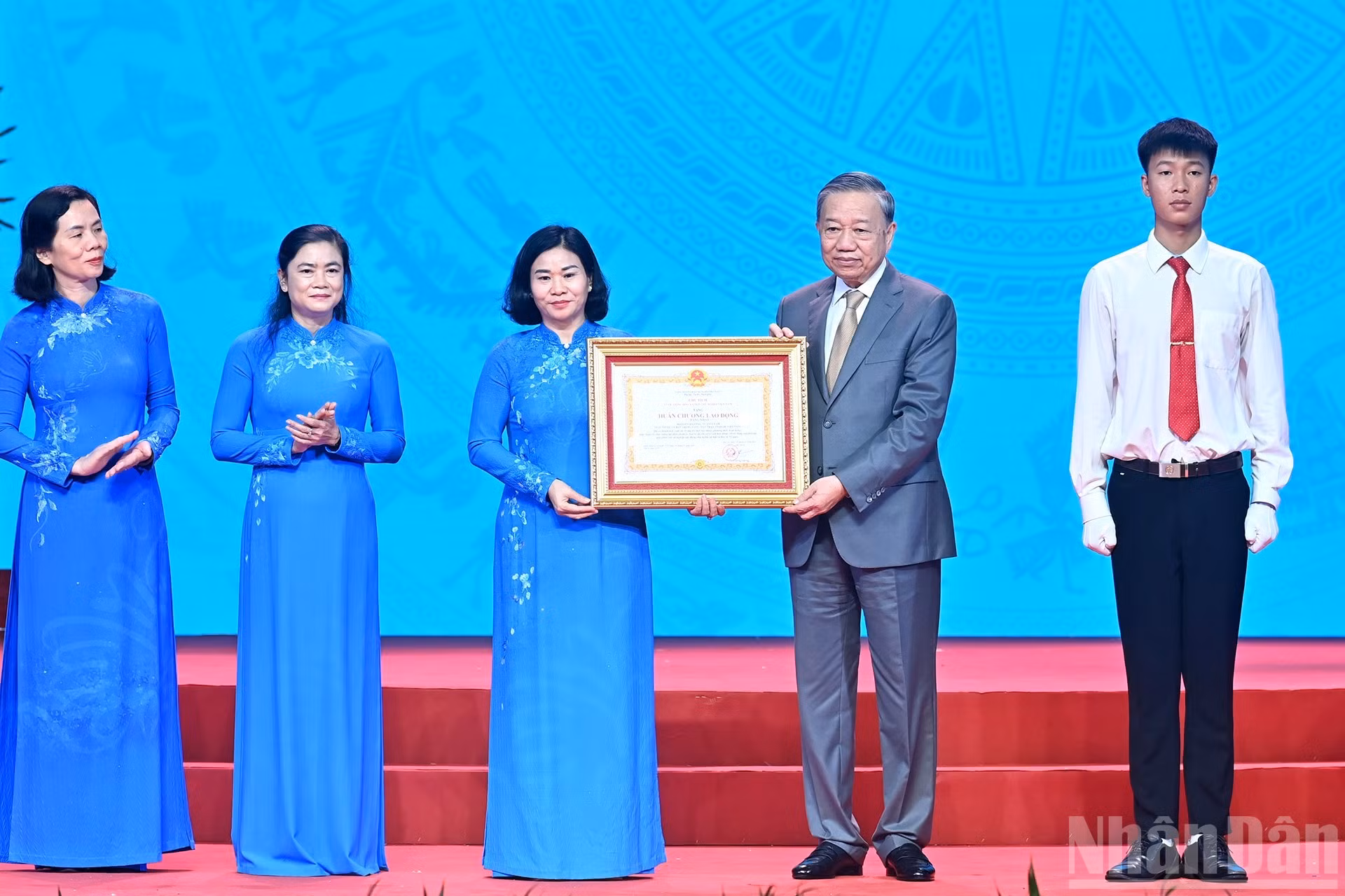 El secretario general del PCV, To Lam, entrega la Orden de Trabajo de primera clase a la Unión de Mujeres de Vietnam.