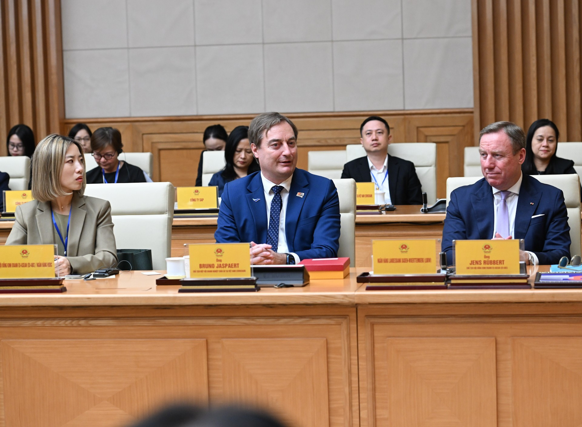 Bruno Jaspaert, presidente de la Cámara de Comercio Europea en Vietnam (EuroCham), interviene en la reunión.