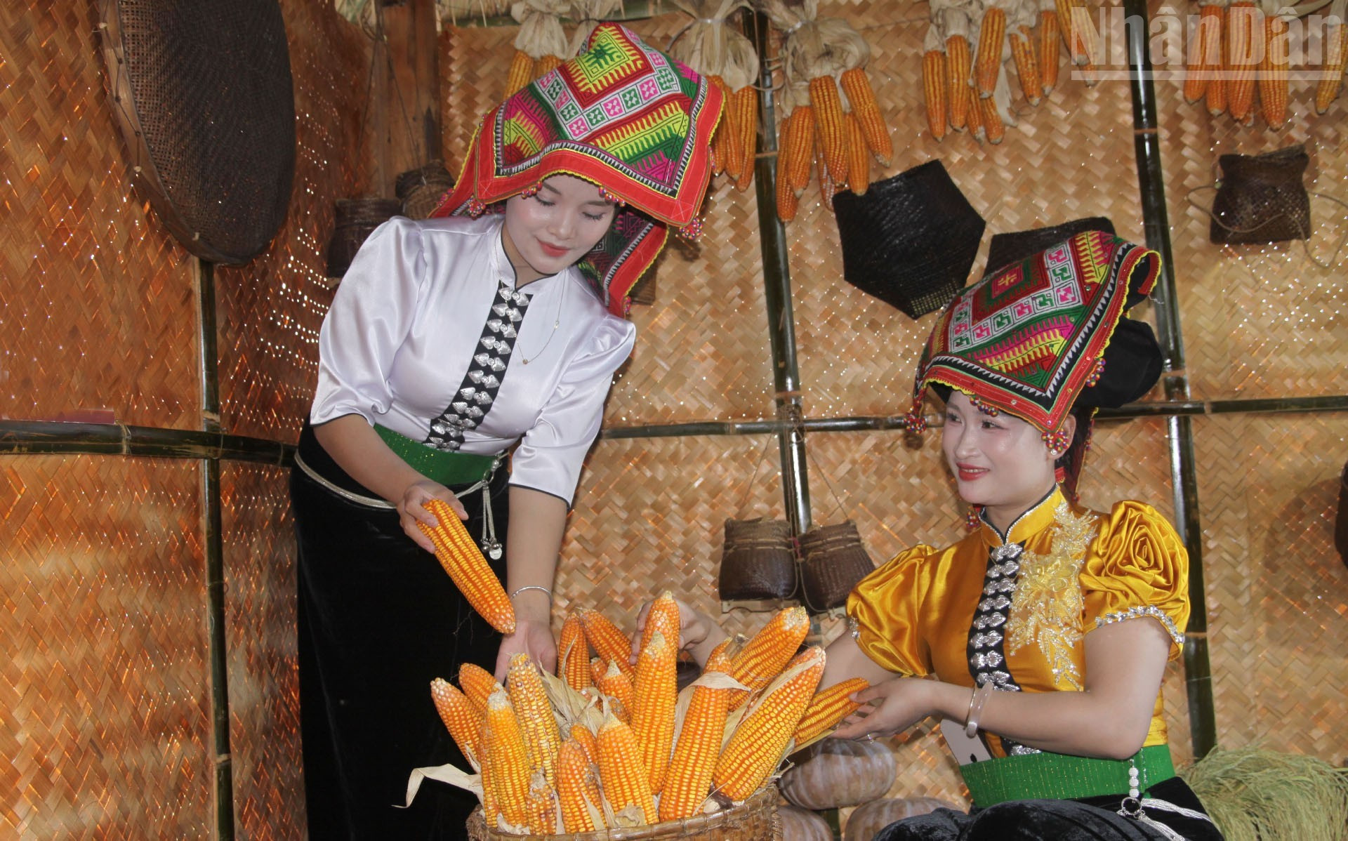 Lo Thi Van y Leo Thi Trang, del barrio Chieng Sinh, con trajes de la etnia thai negra, disfrutan de este espacio cultural. Lo Thi Van y Leo Thi Trang, del barrio Chieng Sinh, con trajes de la etnia thai negra, disfrutan de este espacio cultural.